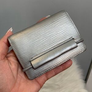 2001 authentic Louis Vuitton silver Epi leather card case